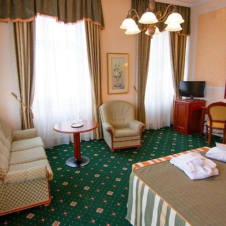 Humboldt Park Hotel & Spa การ์โลวีวารี ภายนอก รูปภาพ