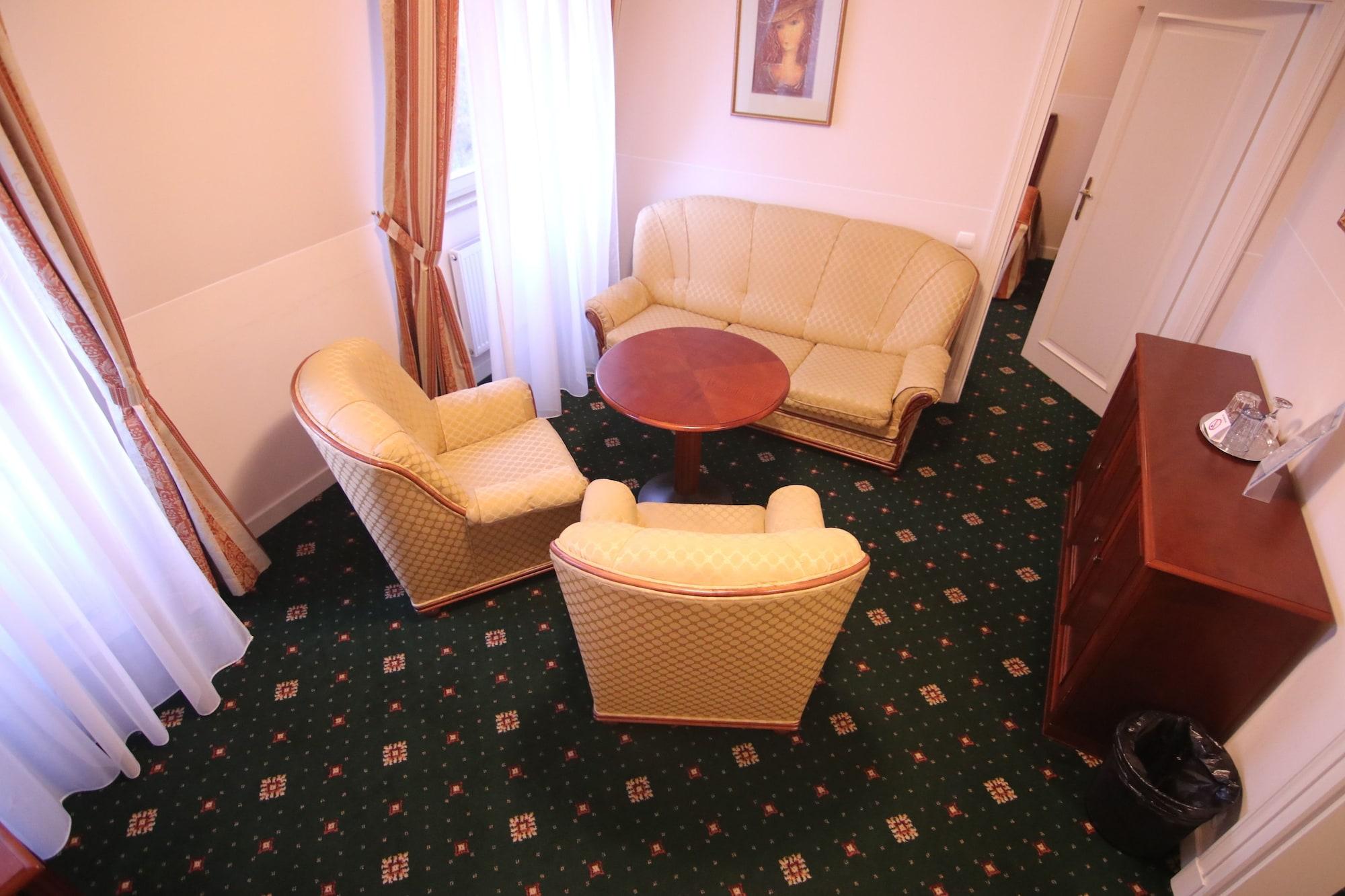 Humboldt Park Hotel & Spa การ์โลวีวารี ภายนอก รูปภาพ