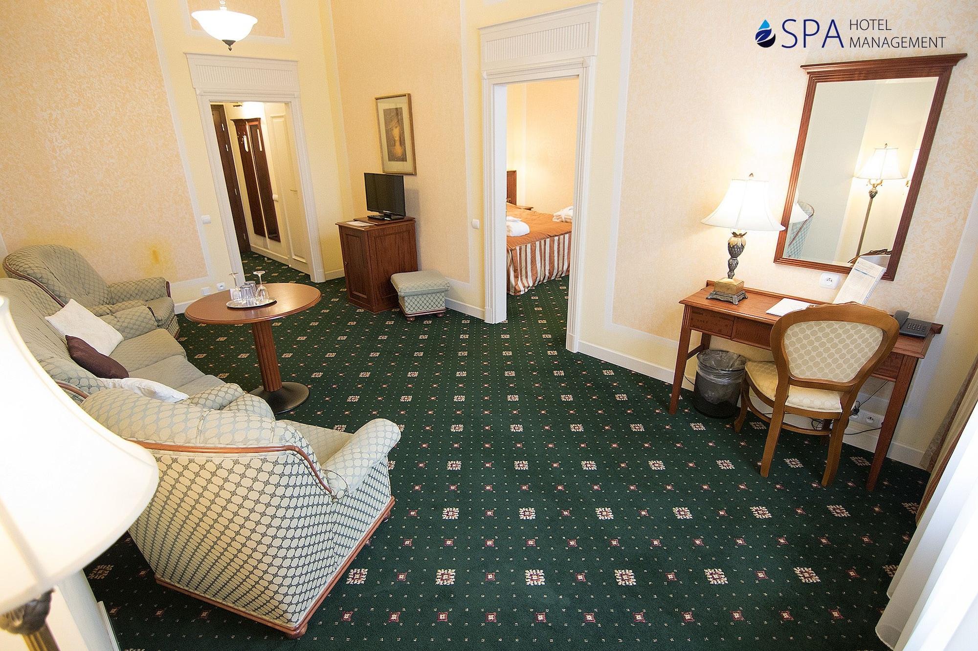 Humboldt Park Hotel & Spa การ์โลวีวารี ภายนอก รูปภาพ