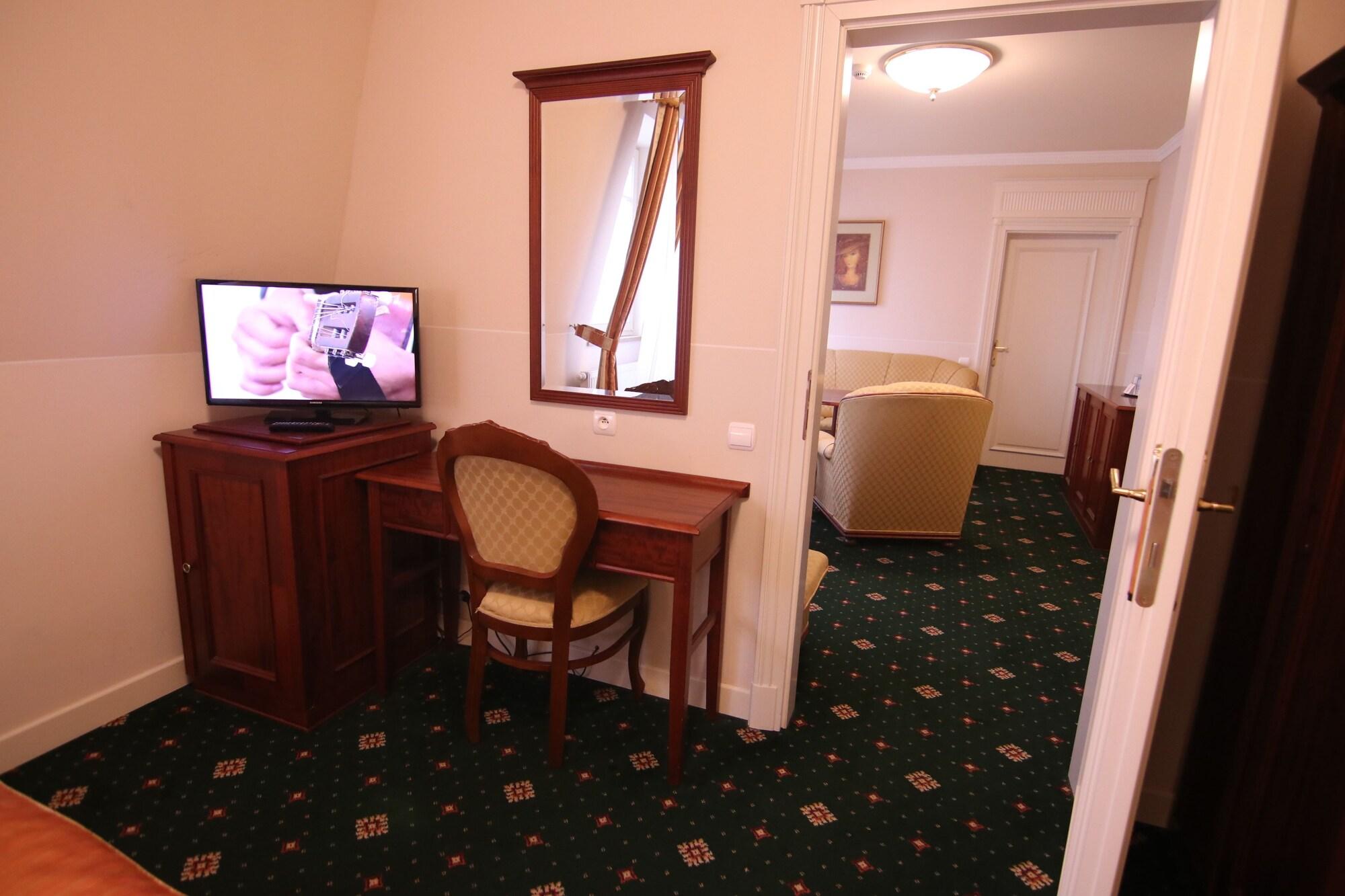 Humboldt Park Hotel & Spa การ์โลวีวารี ภายนอก รูปภาพ