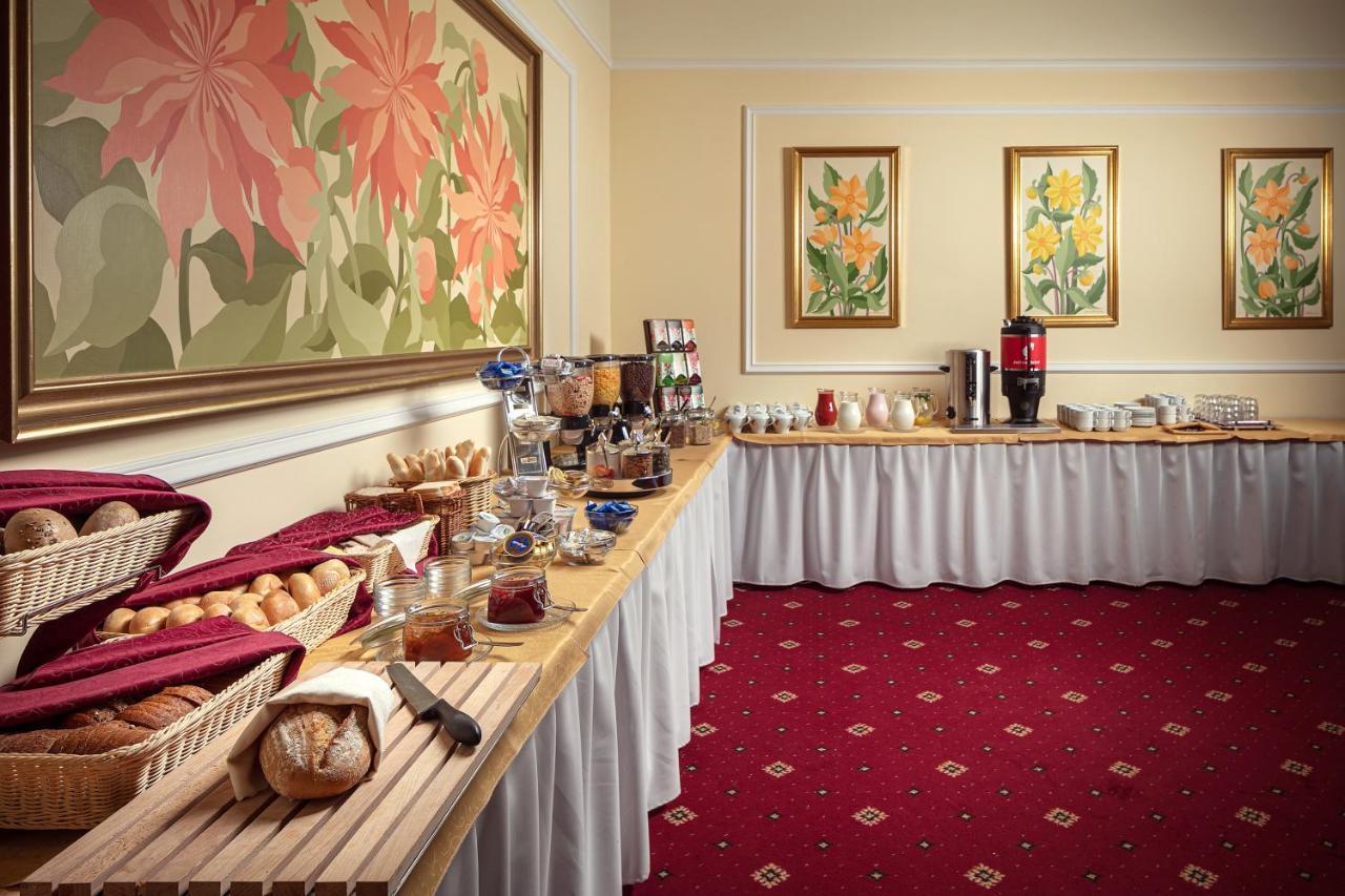 Humboldt Park Hotel & Spa การ์โลวีวารี ภายนอก รูปภาพ