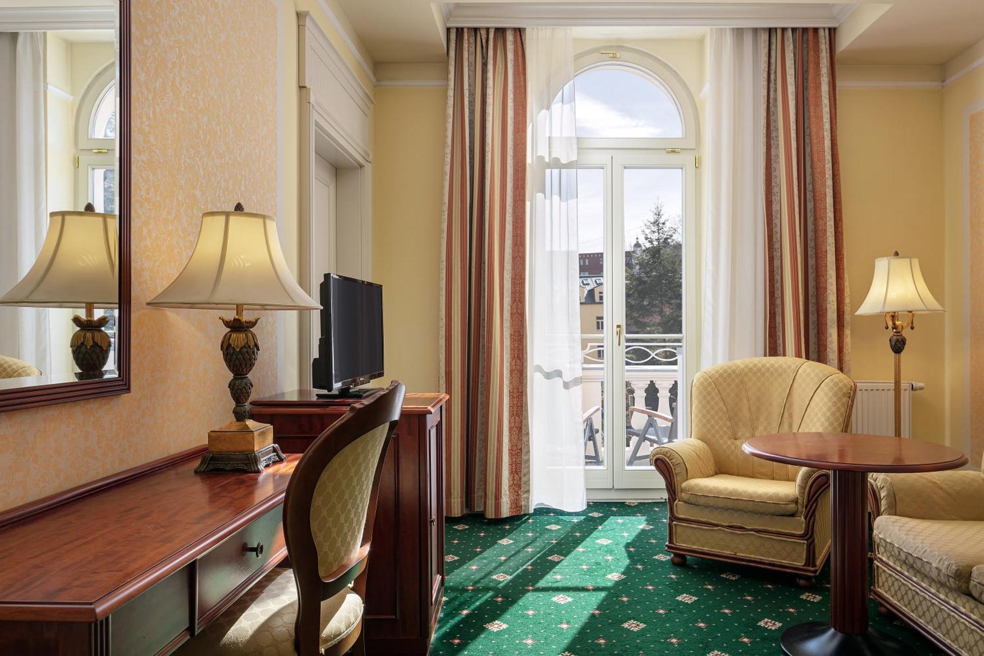 Humboldt Park Hotel & Spa การ์โลวีวารี ภายนอก รูปภาพ
