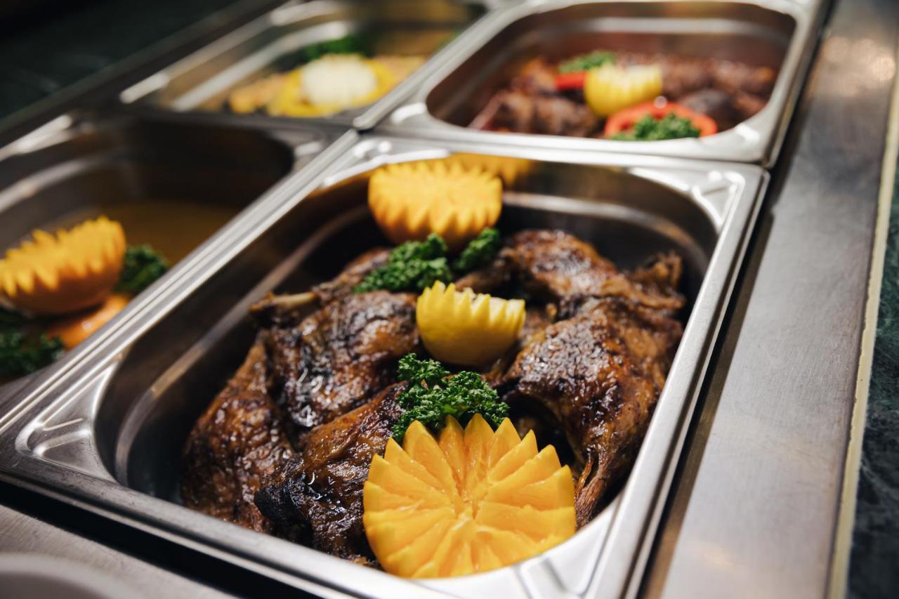 Humboldt Park Hotel & Spa การ์โลวีวารี ภายนอก รูปภาพ