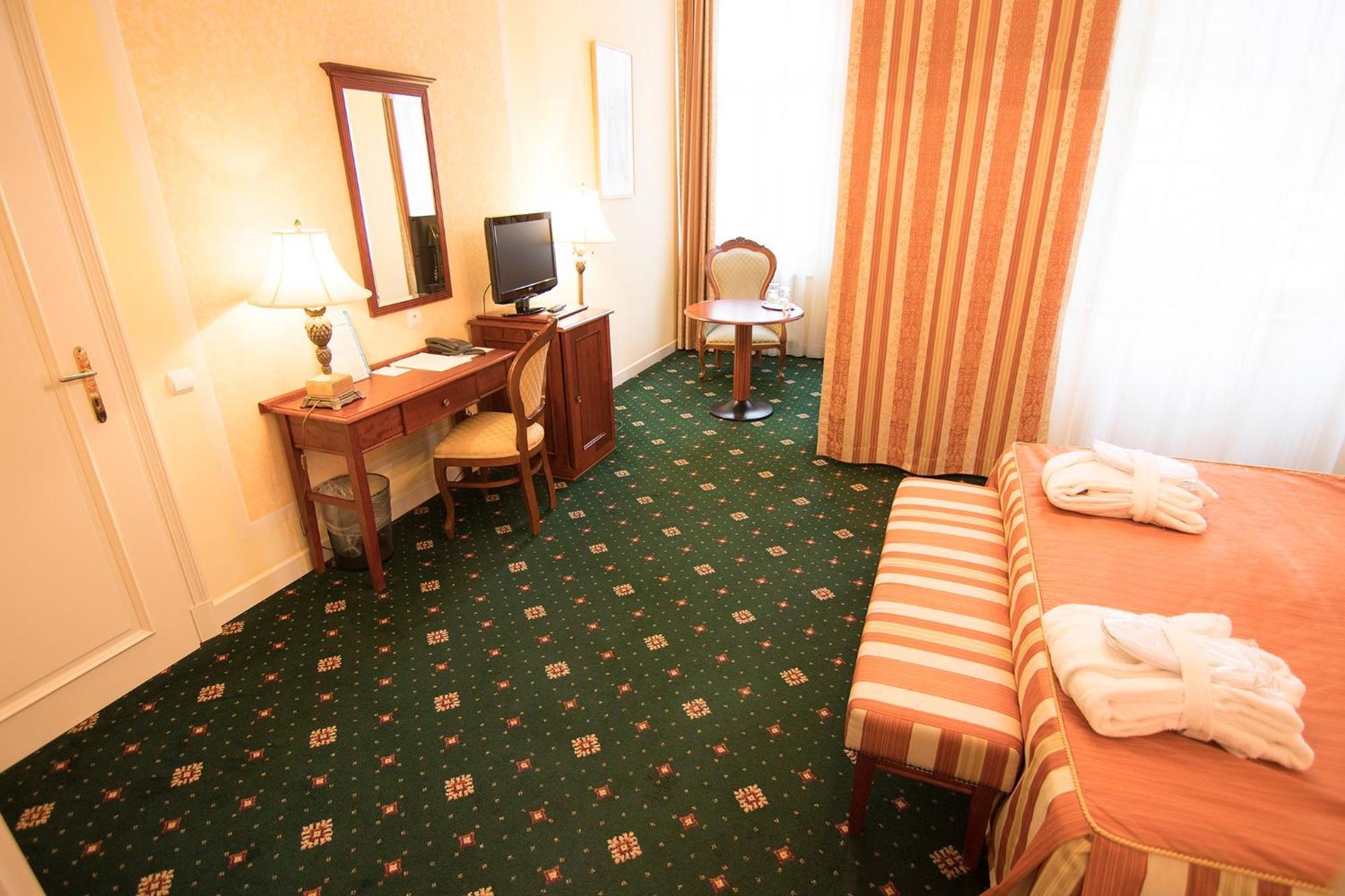 Humboldt Park Hotel & Spa การ์โลวีวารี ภายนอก รูปภาพ