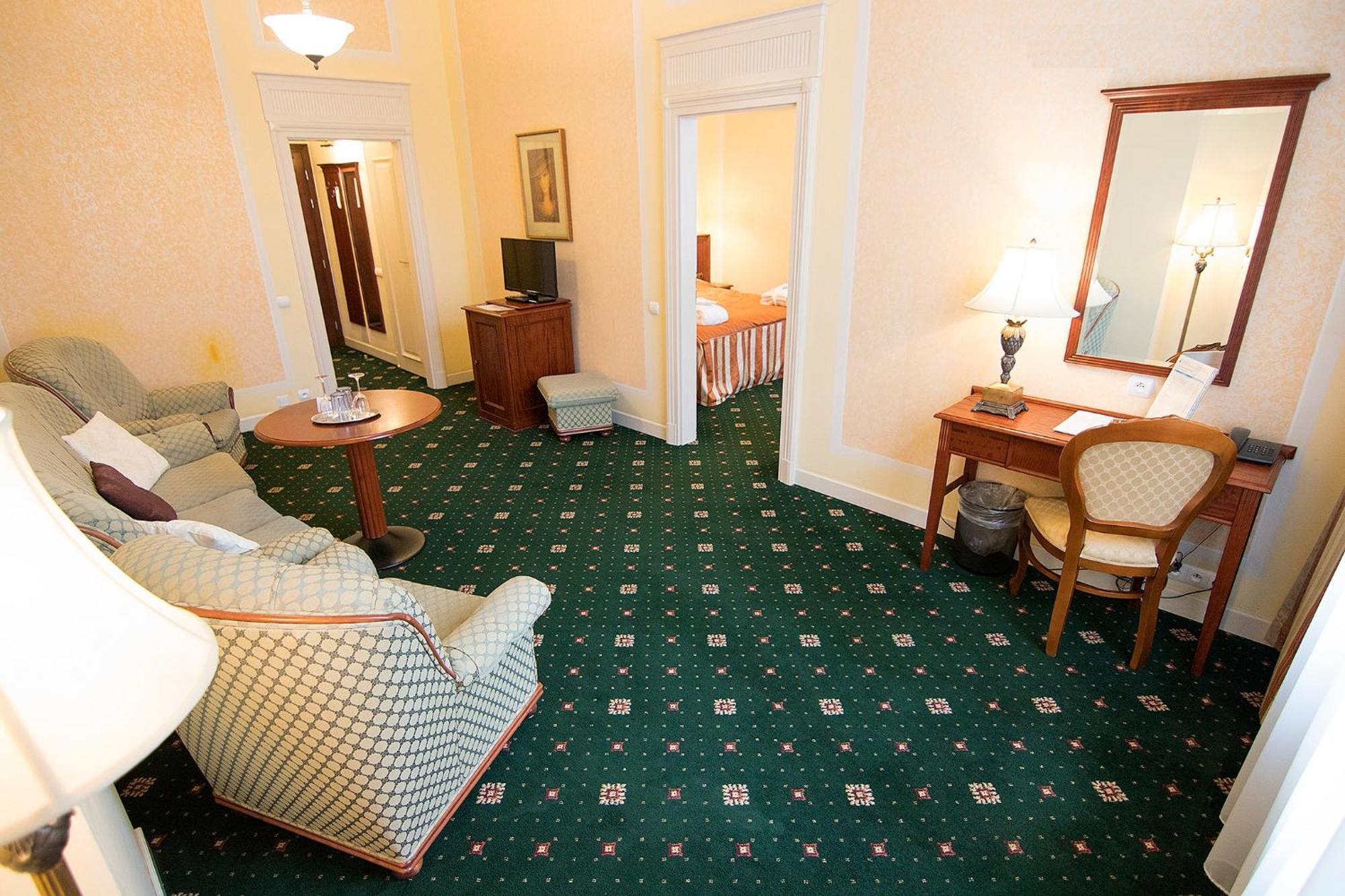 Humboldt Park Hotel & Spa การ์โลวีวารี ภายนอก รูปภาพ